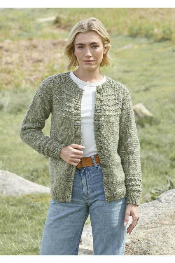 King Cole 6570 Sweater and Cardigan in Dalesway Moors Chunky Leaflet